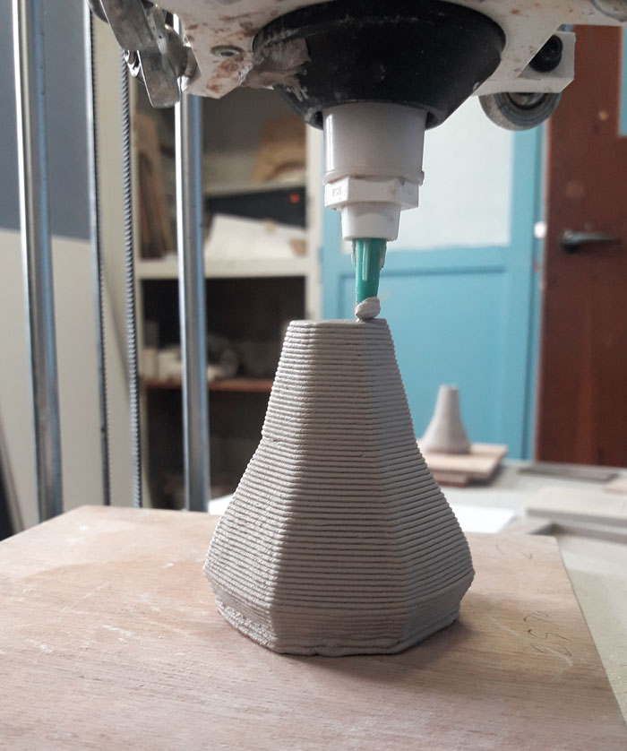 Ler printer i gang med at printe en vase form